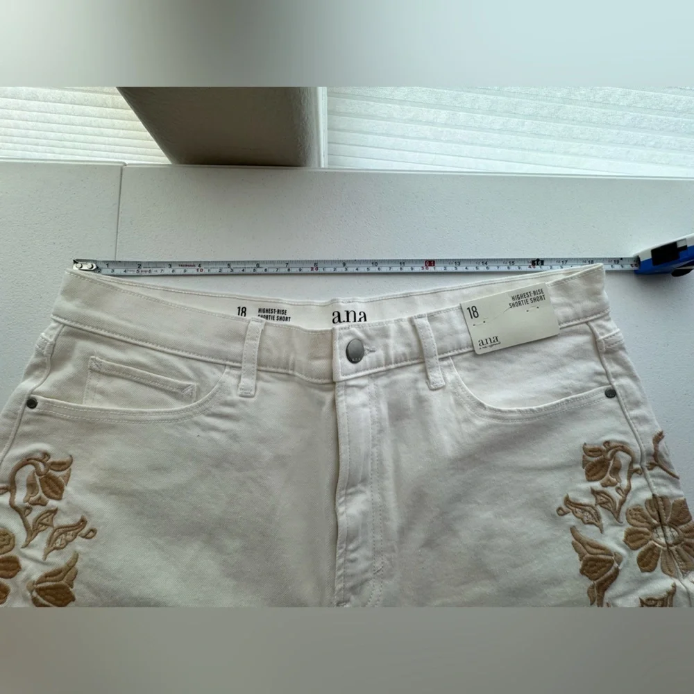 NWT a.n.a Embroidered Denim Shorts Size 18 Ivory Boho Western Floral Festival